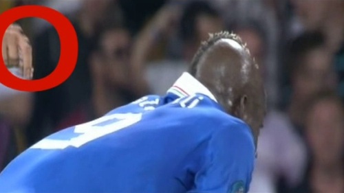 Ngón tay "bí hiểm" chỉ đạo hàng thủ Anh theo kèm Balotelli